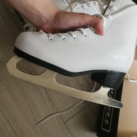 Kids/youth figure skates & helmet - Picture 6 of 10